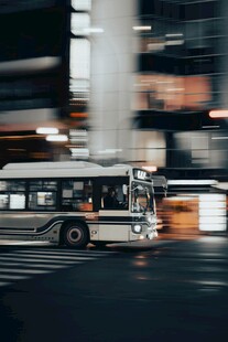 城市中行驶的公共汽车