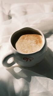热咖啡置于柔软织物上