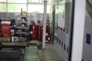 工厂内部设备摆放场景