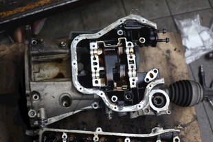 汽车发动机部件拆解特写