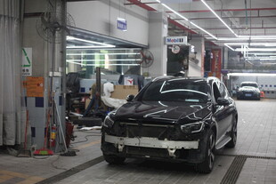 汽车维修车间内的黑色车辆