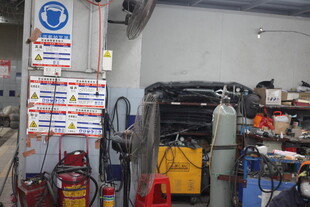 汽车维修车间场景