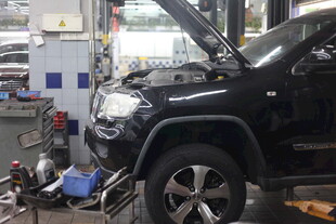 汽车在车间进行维修保养