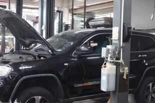 汽车维修车间内的黑色车辆