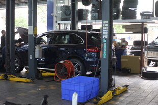 汽车维修车间作业场景