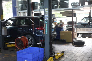 汽车维修车间内景