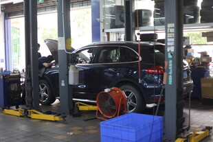 汽车在维修车间进行检修