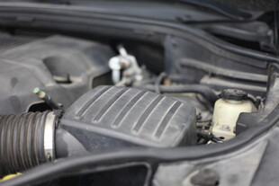 汽车发动机舱细节展示