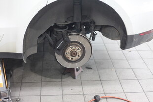 汽车刹车系统维修场景