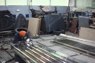 工人车间内专注焊接金属管