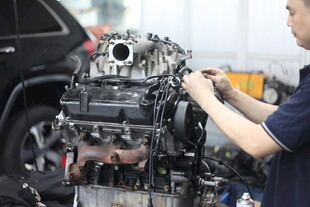 技师专注维修汽车发动机