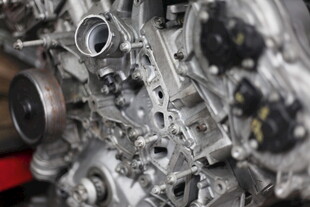 精密汽车发动机部件特写