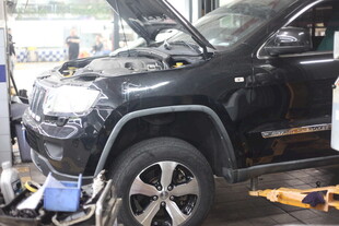 黑色汽车维修中