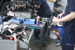 工人专注维修汽车零部件