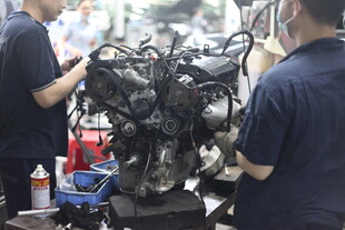 工人专注维修汽车发动机