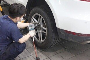 工人专注维修汽车轮胎