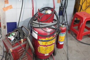 汽修车间的红色气泵设备