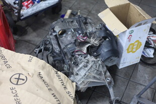 汽车零件杂乱摆放场景