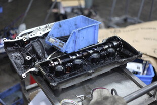 汽车发动机维修场景