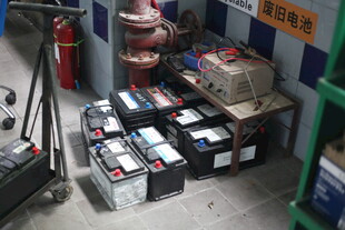 仓库中的蓄电池堆放场景