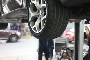 汽车维修中悬挂与轮胎特写