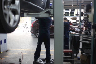 汽车维修车间工作场景