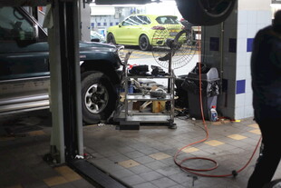 汽车维修车间作业场景