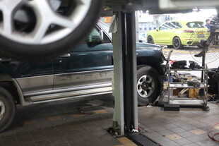 汽车在维修厂进行维修