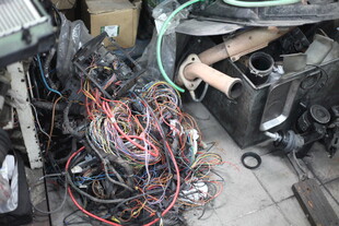 杂乱汽车线束特写