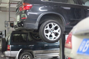 汽车维修场景中的悬空车辆