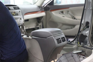 汽车内部扶手箱特写