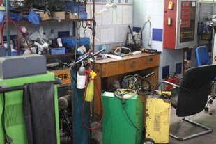 杂乱的车间设备场景