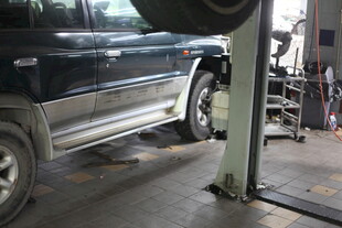 汽车在维修站进行检修