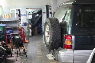 汽车维修车间内景