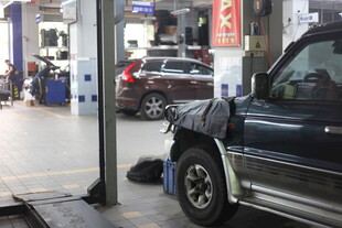 汽车维修店内的黑色车辆