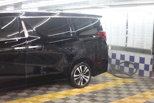 黑色汽车在洗车房清洗