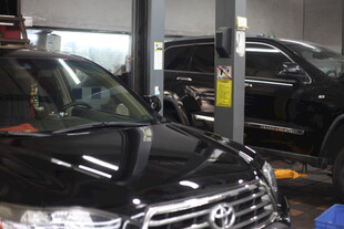 汽车维修车间内的车辆