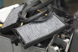 汽车发动机空气滤清器特写