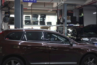 汽车在维修车间进行保养