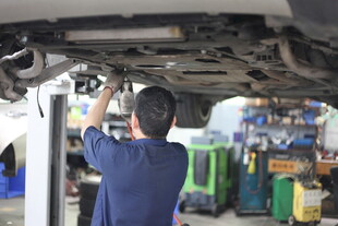 汽修工专注检修汽车底盘