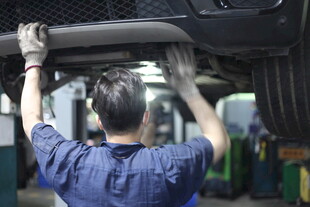 汽修工专注检修汽车底盘