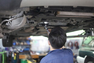 技工检修汽车底盘