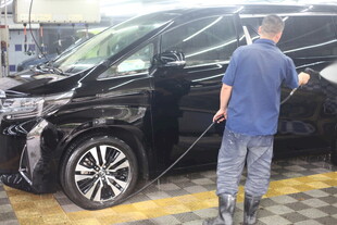 工人清洗黑色商务车