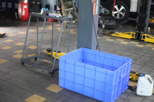 车间内的蓝色塑料箱