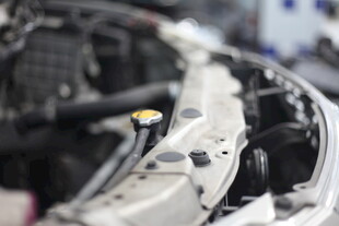 汽车引擎维修特写