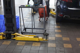 汽车维修车间设备场景