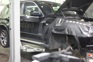 汽车维修中引擎盖已打开