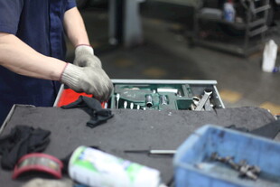 工人专注维修电路板