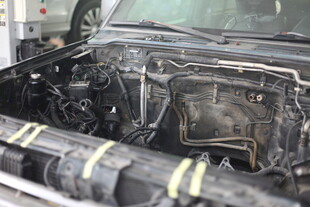 汽车发动机舱内部细节