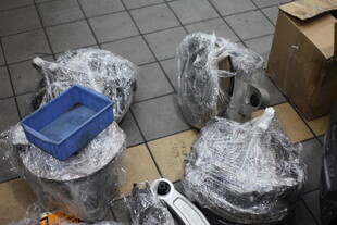 包裹堆放在地面等待处理